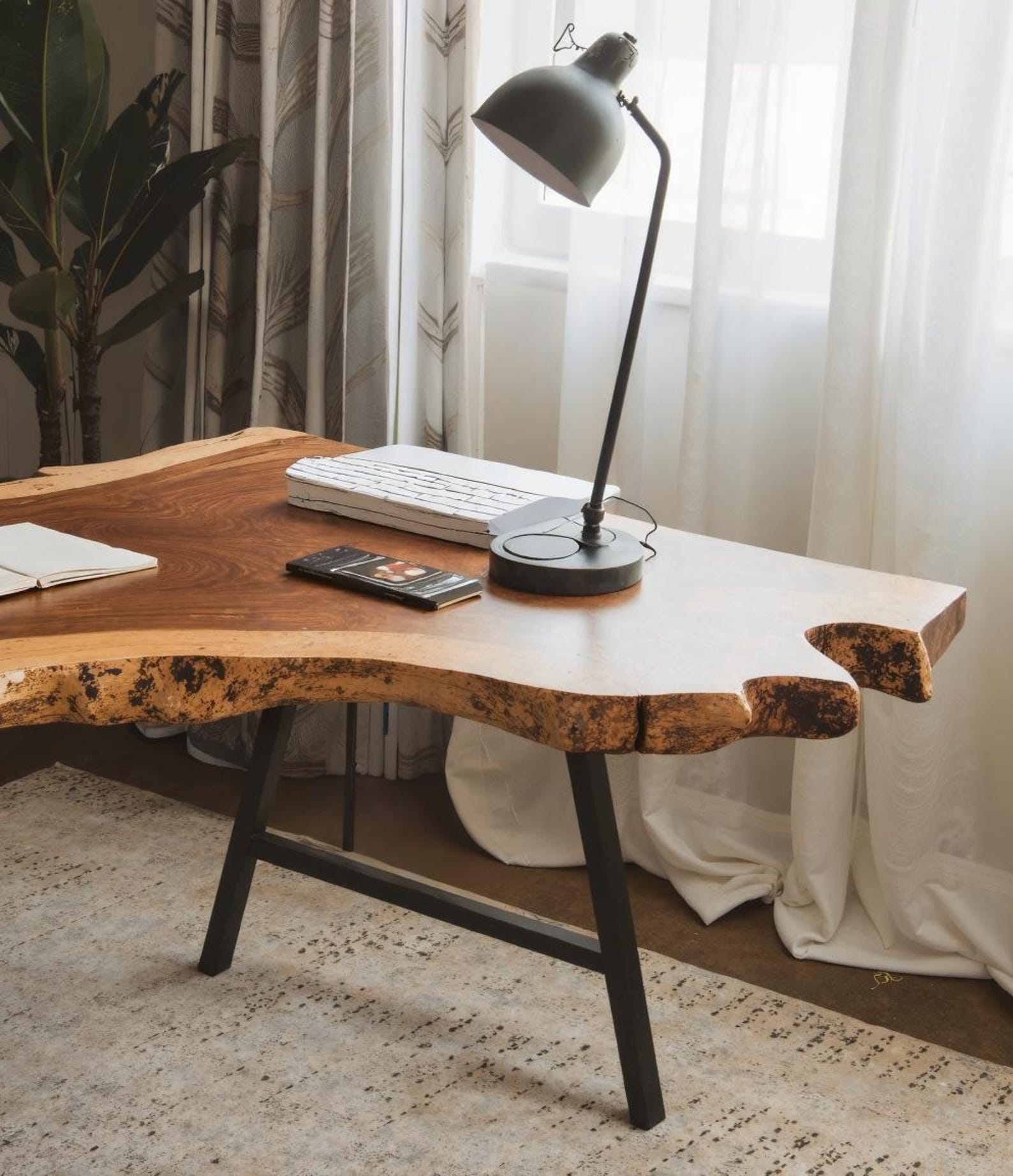 Modern Live Edge Desk For Home Office Workspace SITHDE018